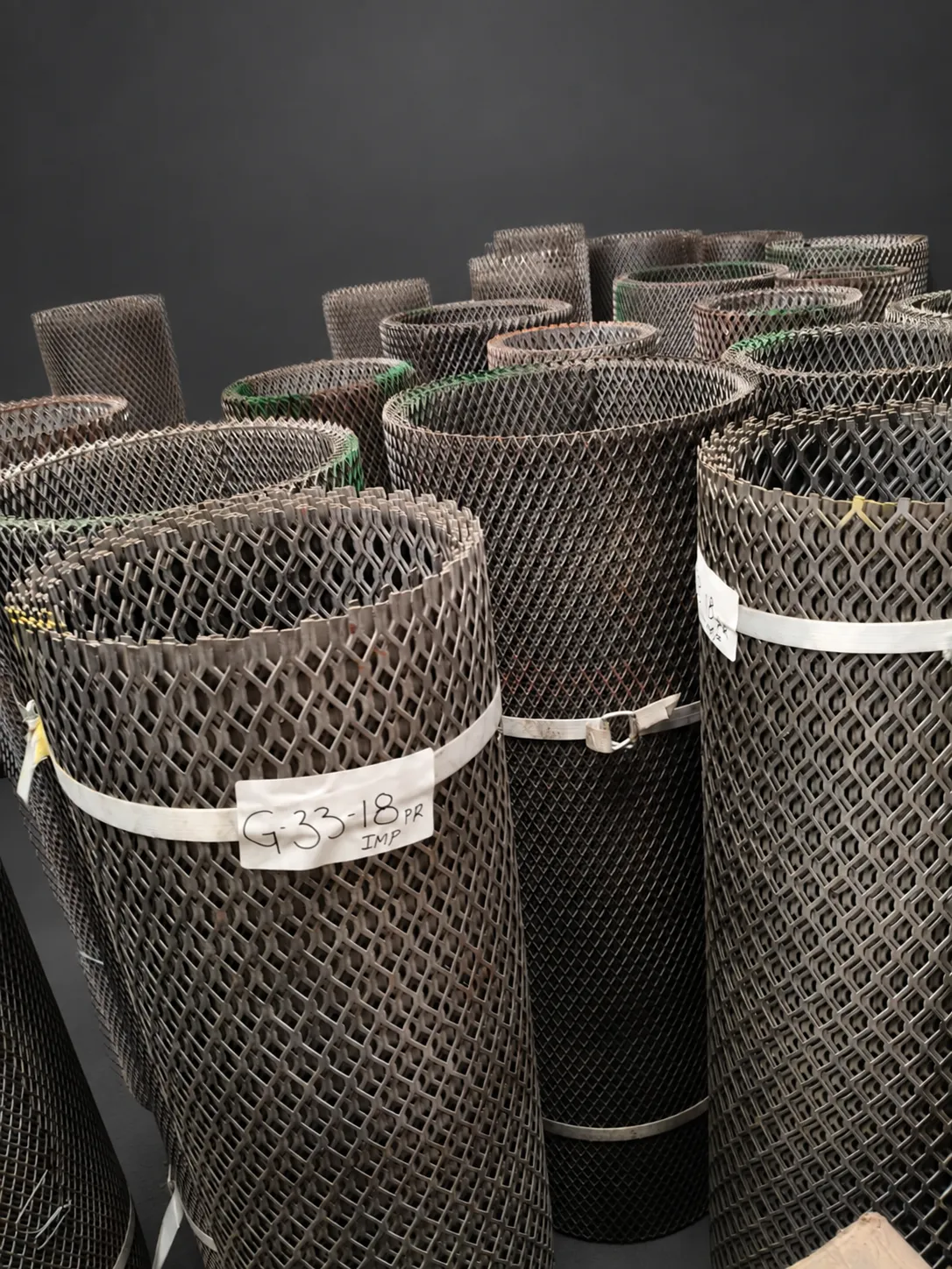 Rollos de metal desplegado con aberturas romboidales visibles.