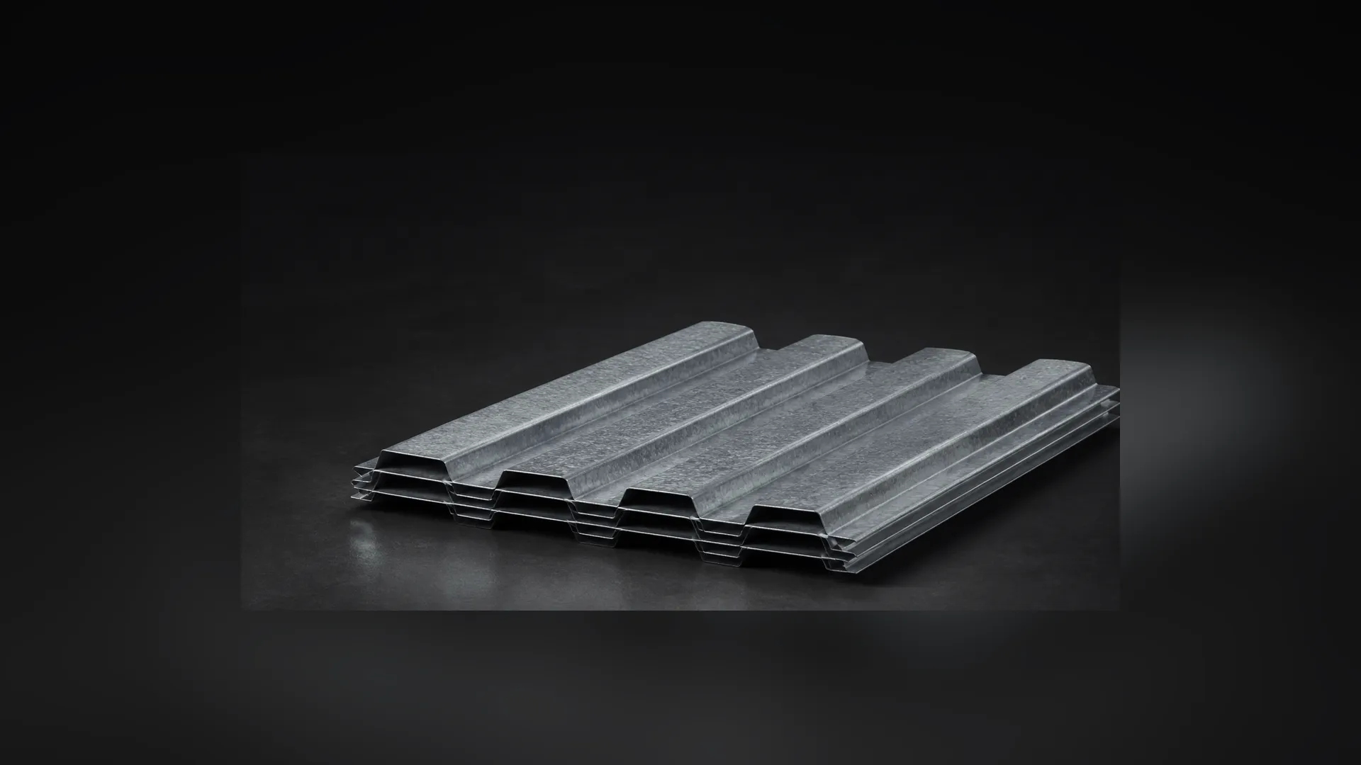 Cuatro láminas de acero acanaladas con crestas trapezoidales apiladas