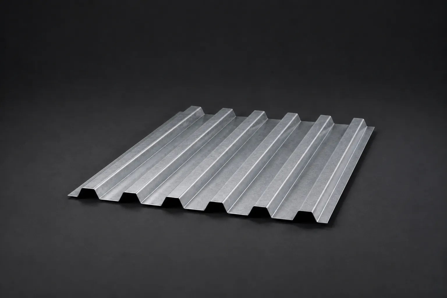 Lámina perfilada de acero con nervaduras trapezoidales longitudinales